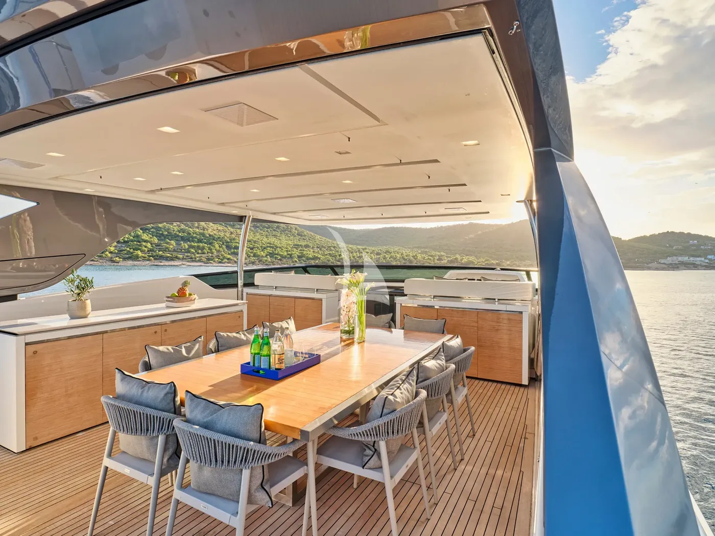 GOLDEN YACHT, inside 2