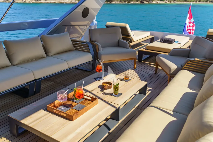 PHANTOM, photos 1