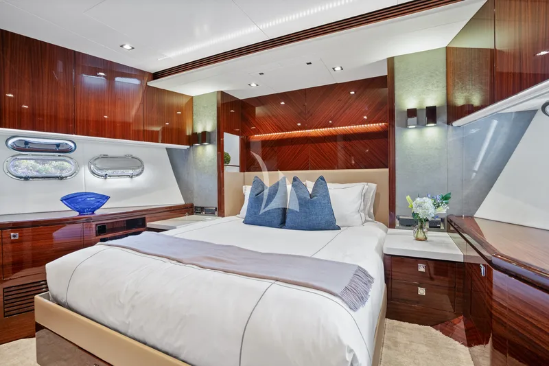 PILOT LOUNGE, cabins 5