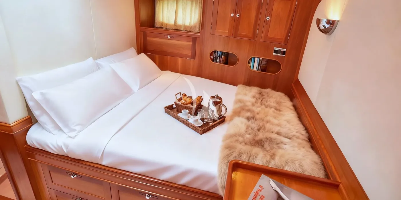 DARK STAR OF LONDON, cabins 1