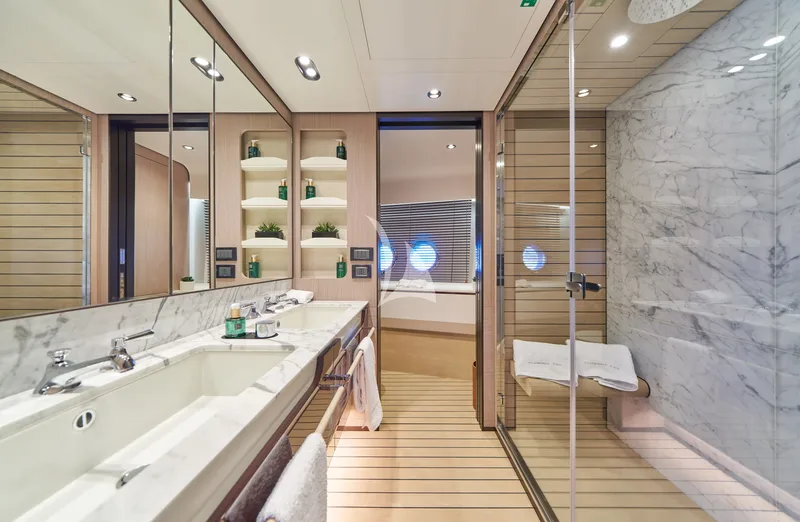 ALUMINIA TOO, cabins 5