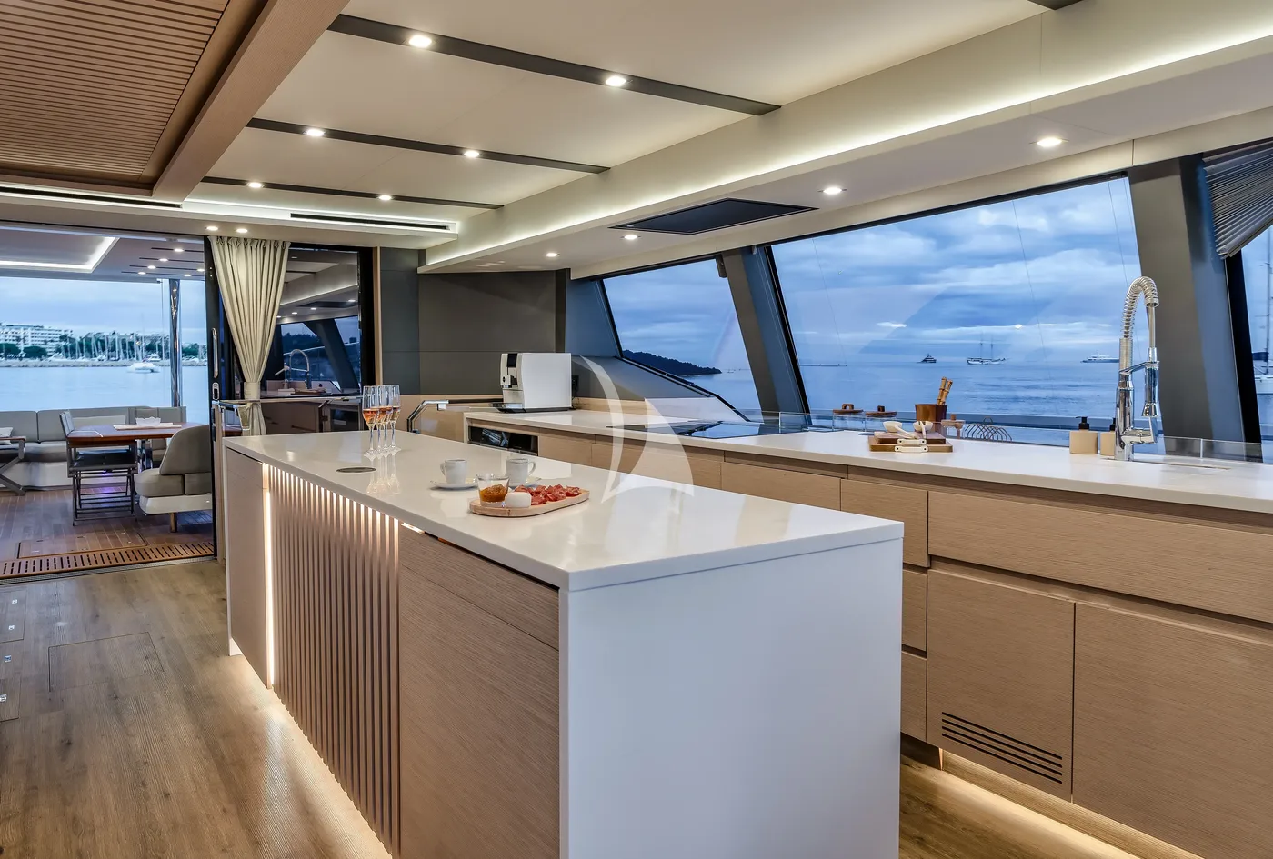 SERENISSIMA III, inside 1