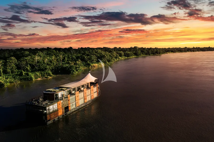 ARIA AMAZON, on deck 6