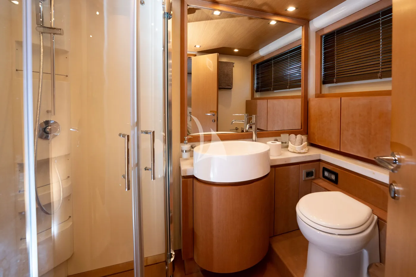 NINETEEN, photos 1