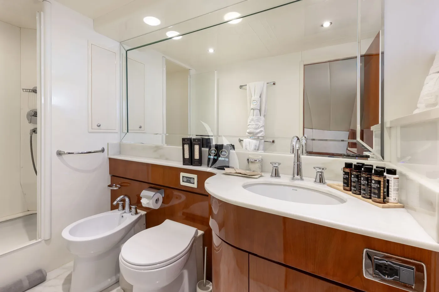 AZURE ONE, cabins 1