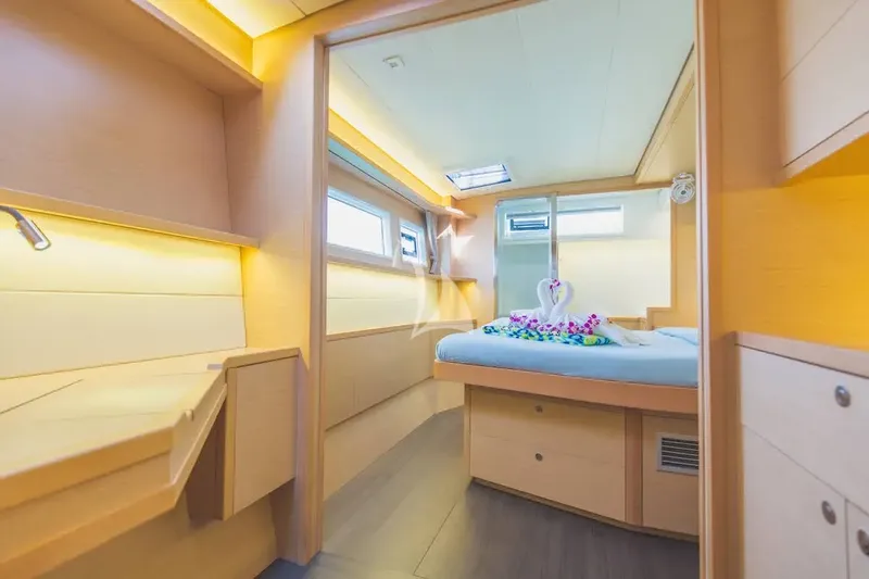 BLUE MOON, cabins 4