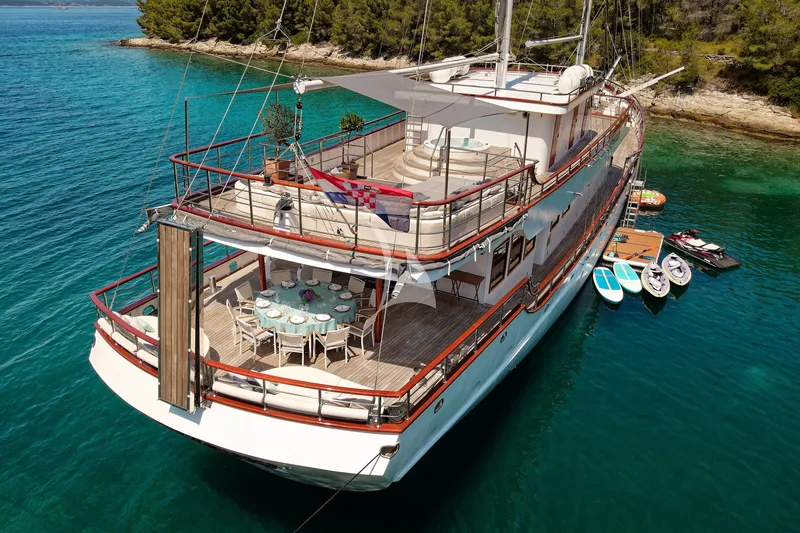 CORSARIO, on deck 6