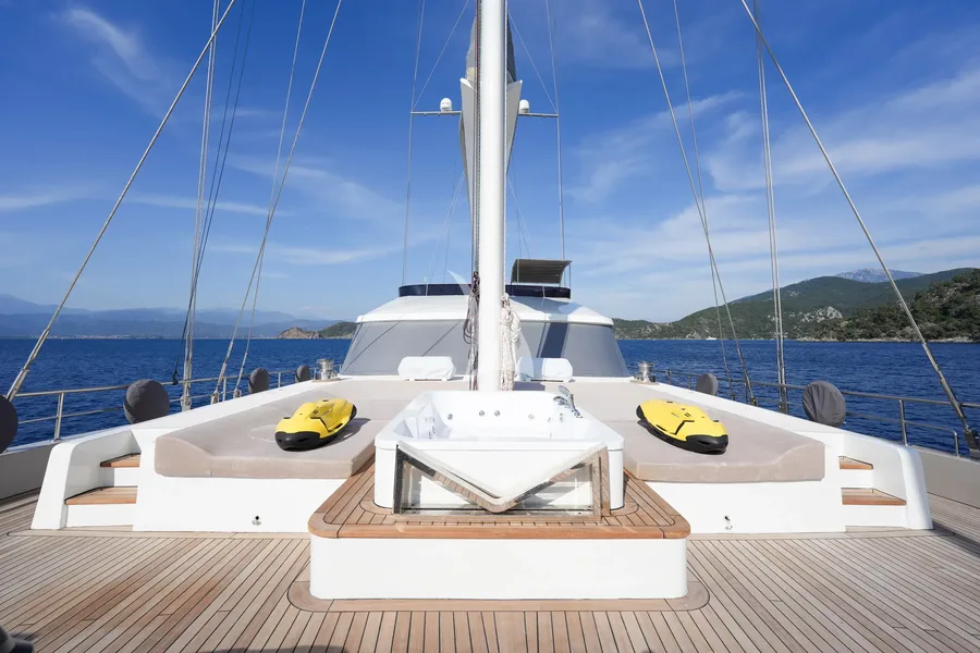 KING OF THE SEA, photos 1