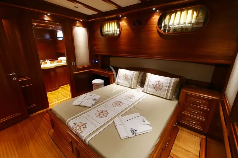 KAYA GUNERI V, cabins 3