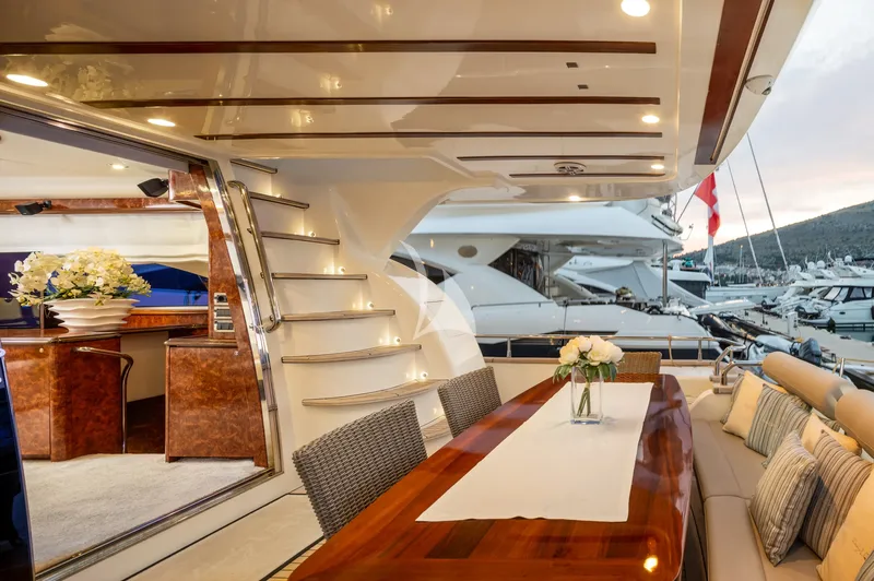 LADY LONA, inside 3