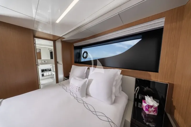 DARK HORSE, cabins 6