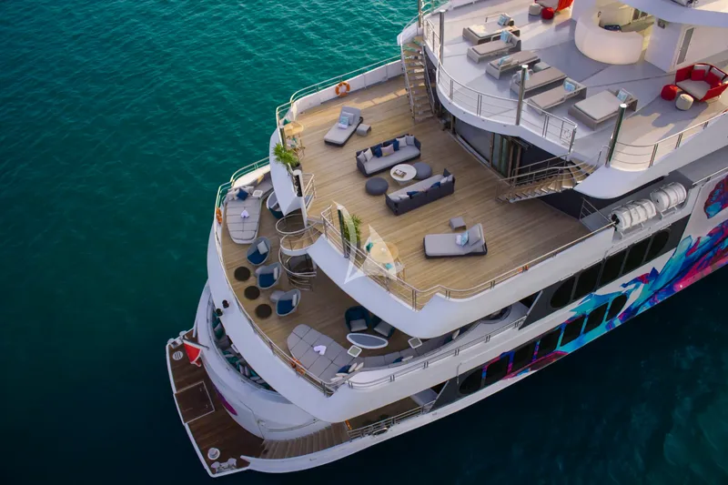 SALUZI, on deck 6