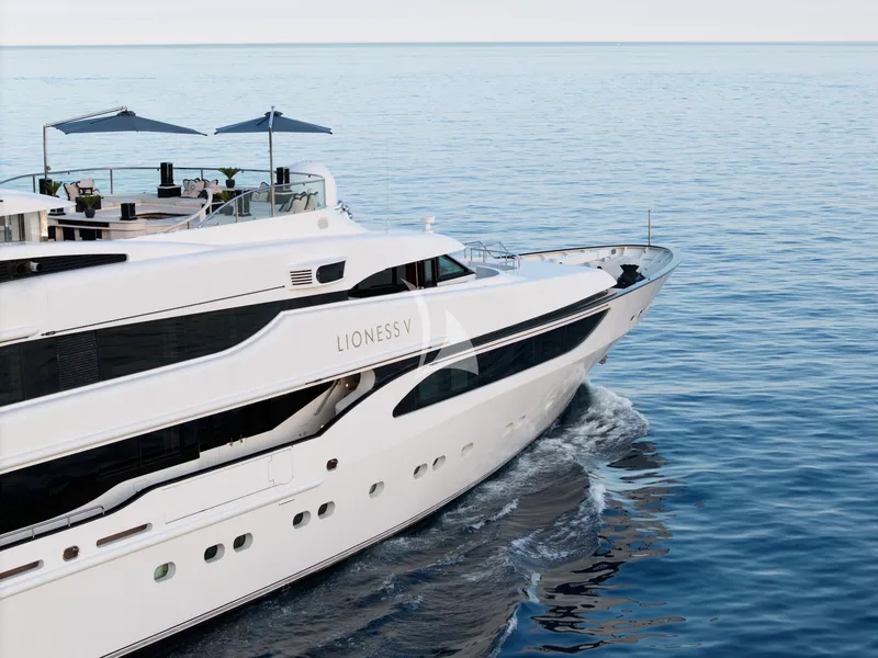 LIONESS V, on deck 6