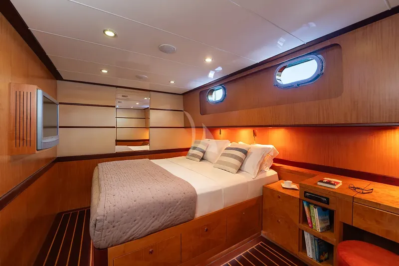 SERENITY 86, cabins 5