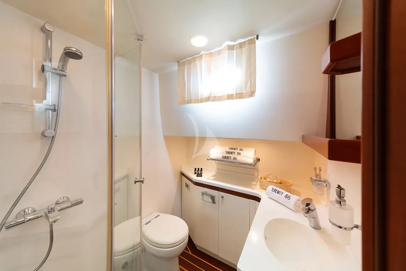 SERENITY 86, cabins 1