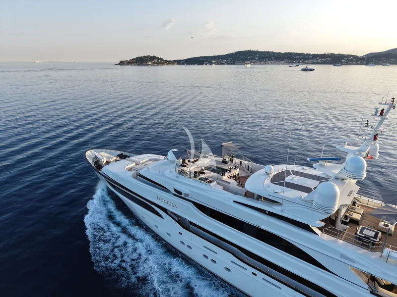 LIONESS V, on deck 5