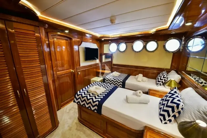 QUEEN ATLANTIS, cabins 5