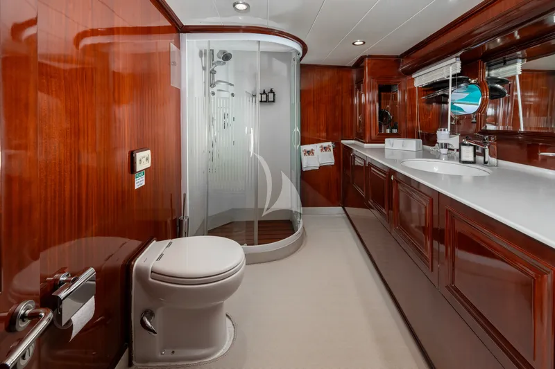PERFORMANCE FEE, cabins 4