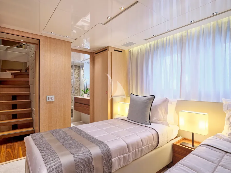 GOLDEN YACHT, photos 3