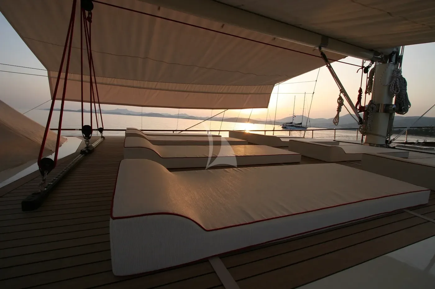 SERENITY 86, on deck 1