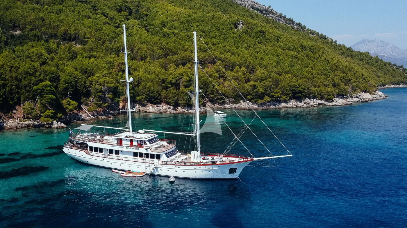 CORSARIO, on deck 1