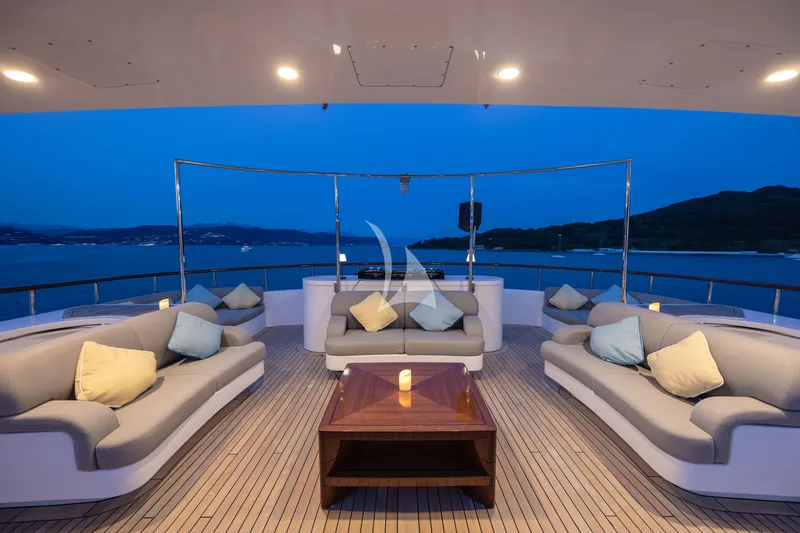 HOLIDAY, on deck 4