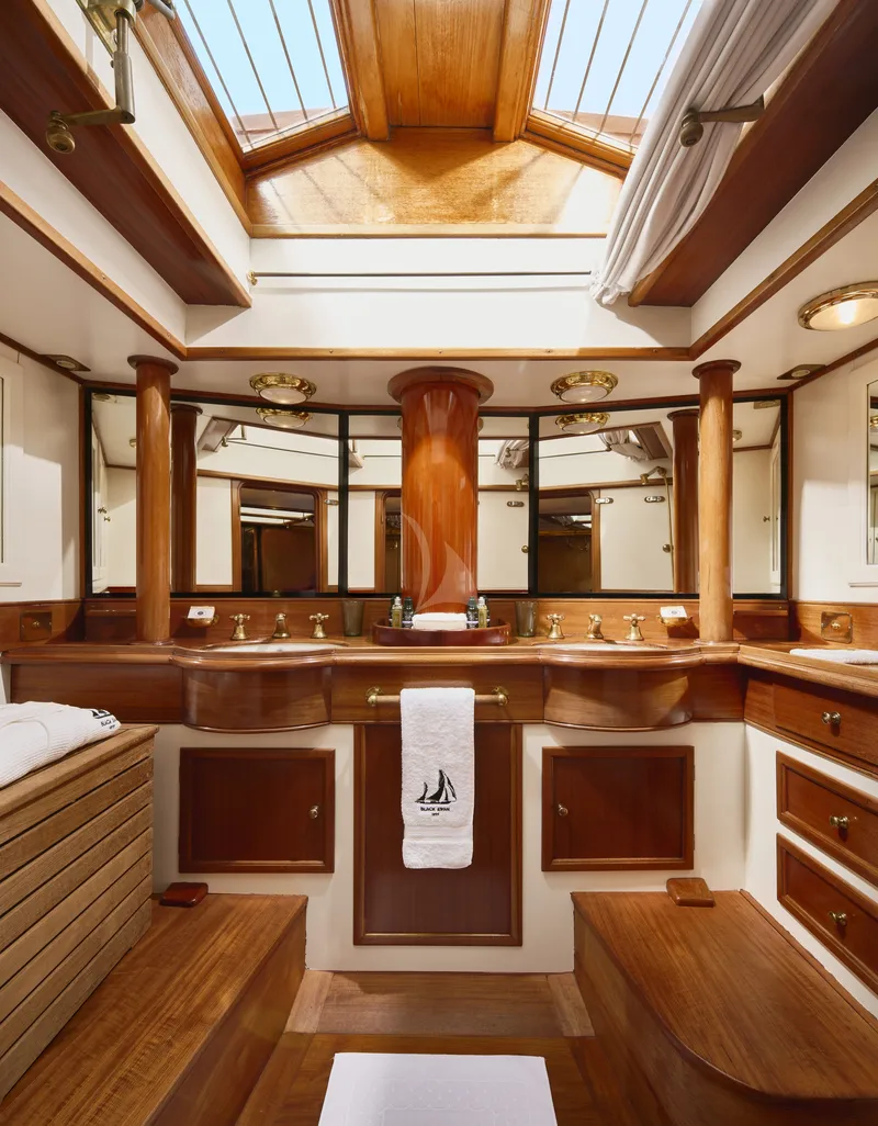 BLACK SWAN, cabins 5