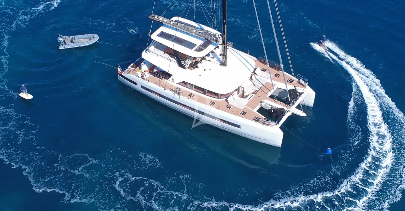 REVE BLEU, on deck 1