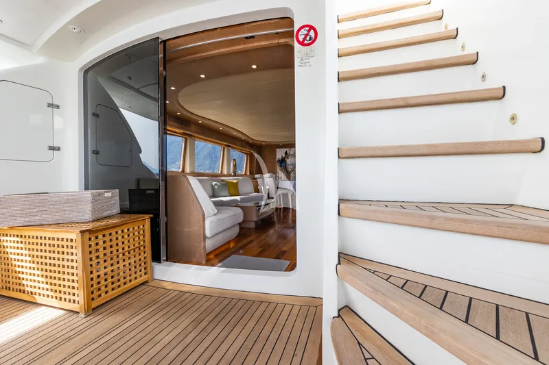 DUBAI, on deck 6