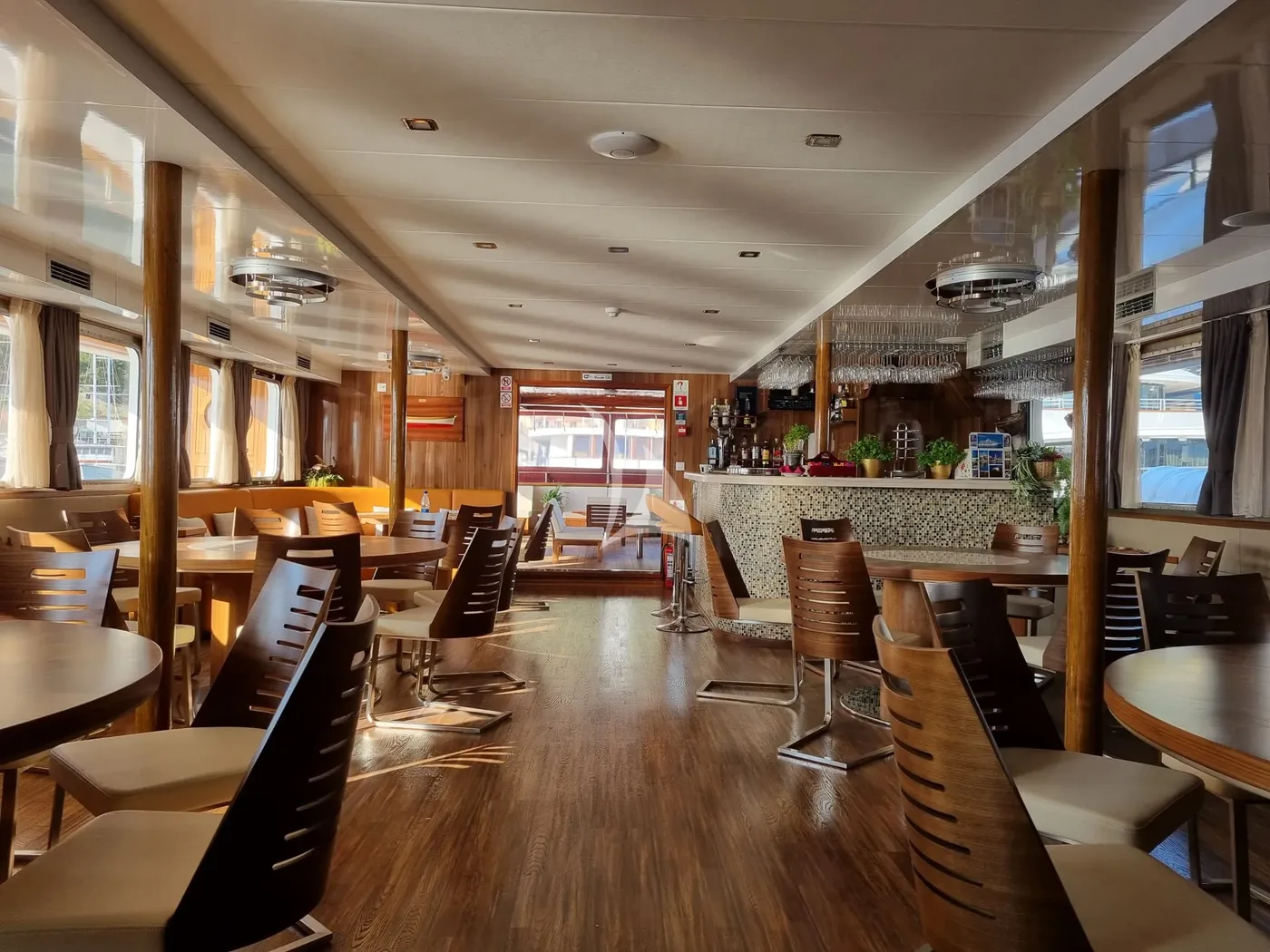 IL MARE, inside 1