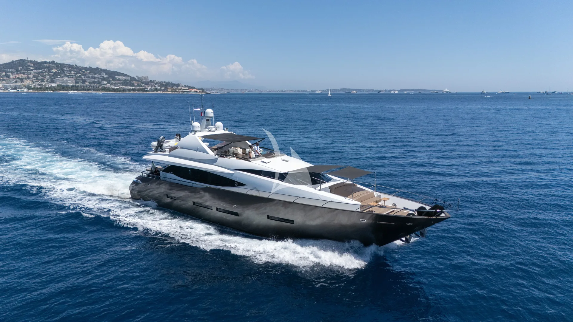 RIVIERA SUN at anchor