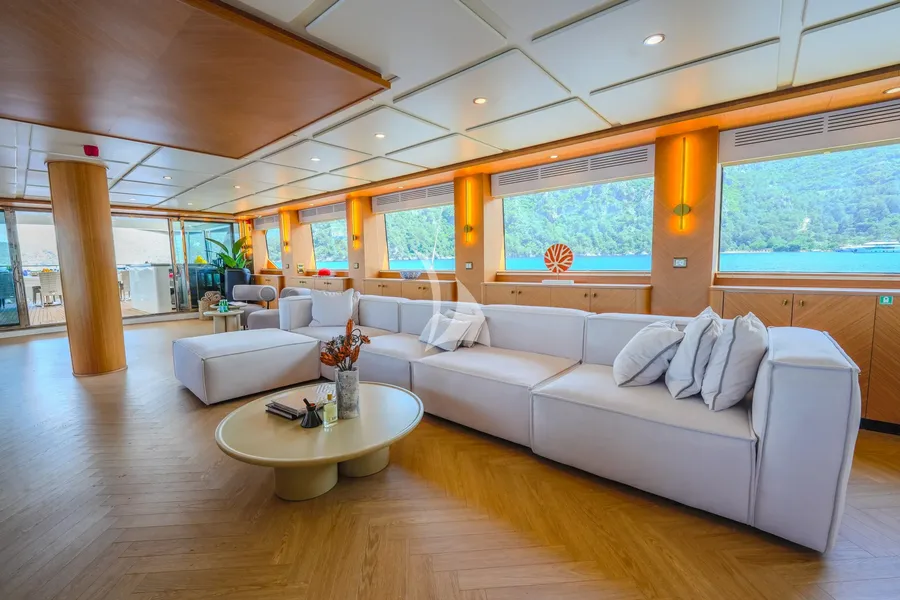 KING OF THE SEA, photos 1
