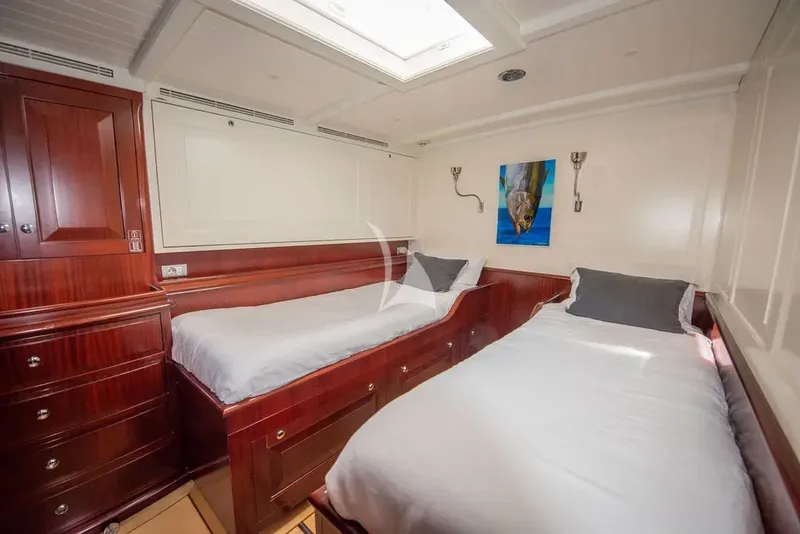 AURELIUS 111, cabins 4