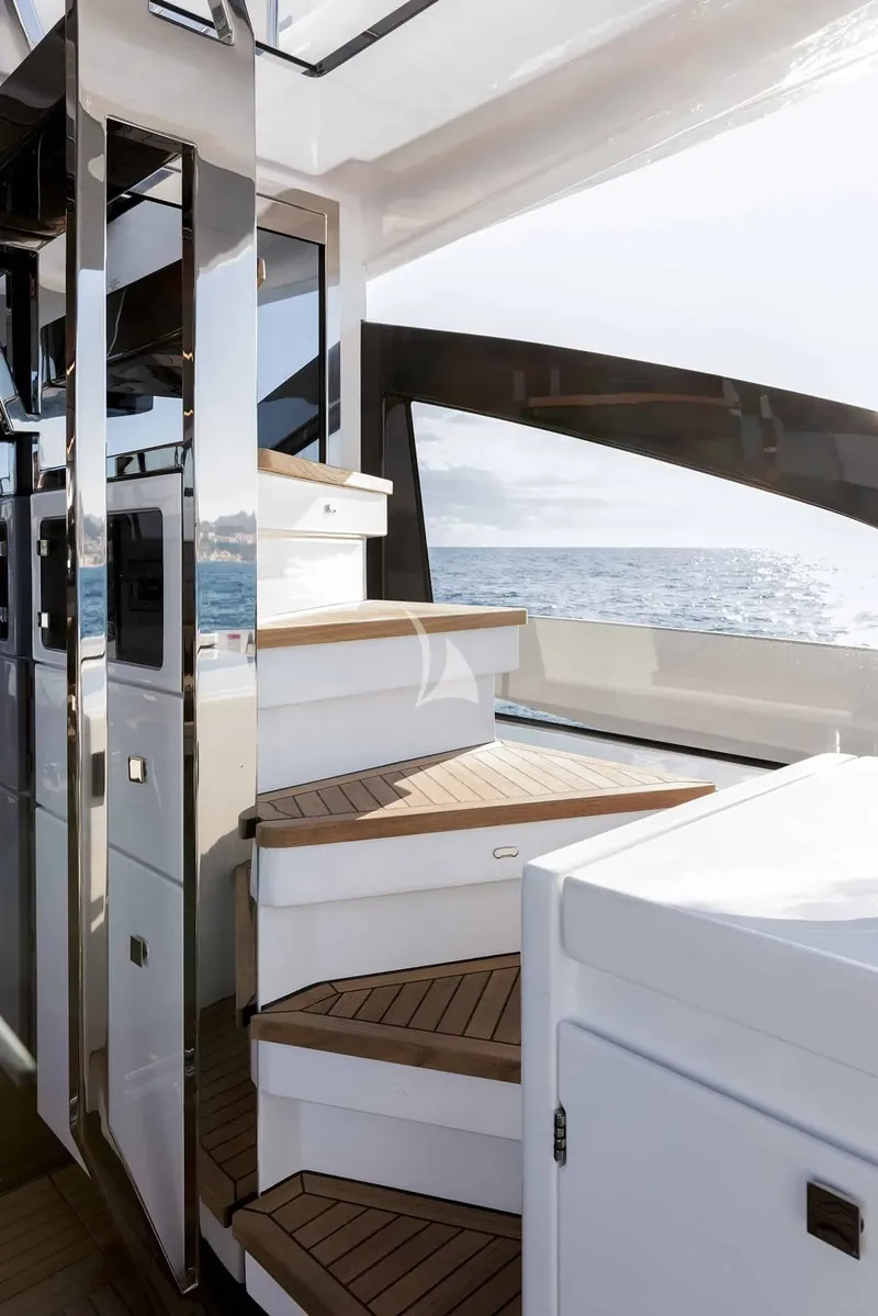 DIVINA, on deck 6