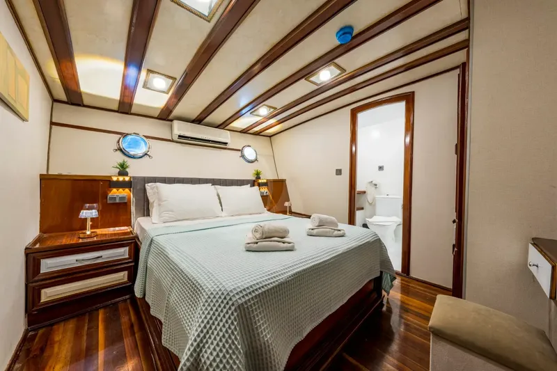 HOLIDAY X, cabins 3
