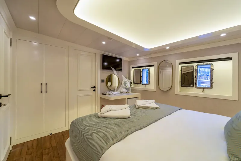 QUEEN OF MAKRI, cabins 6