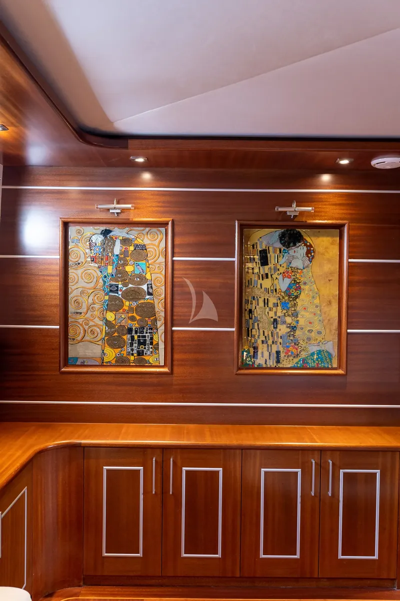 LA BELLA VITA, inside 6
