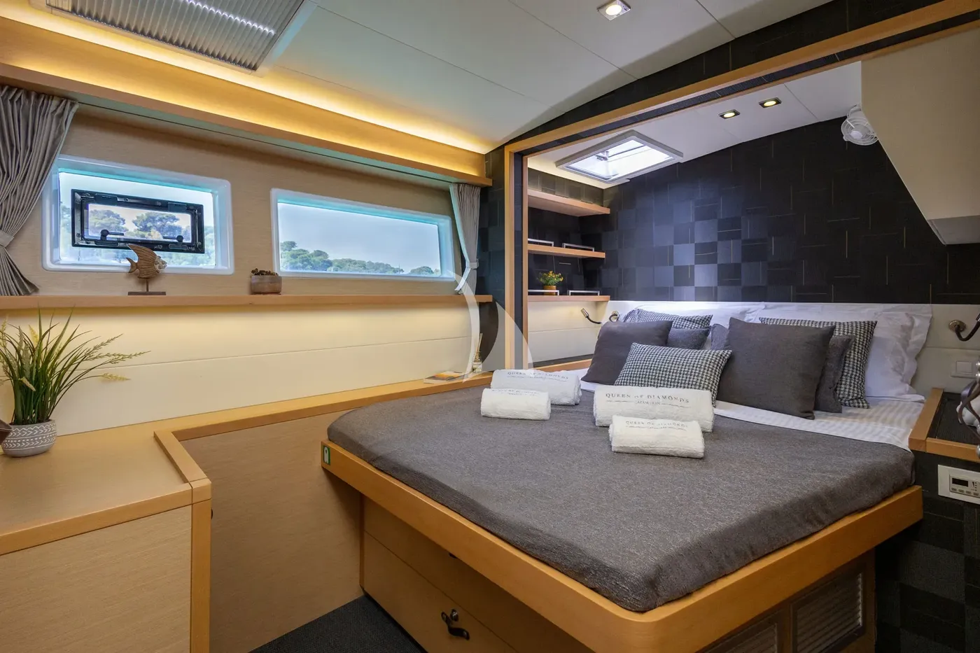 QUEEN OF DIAMONDS, cabins 1