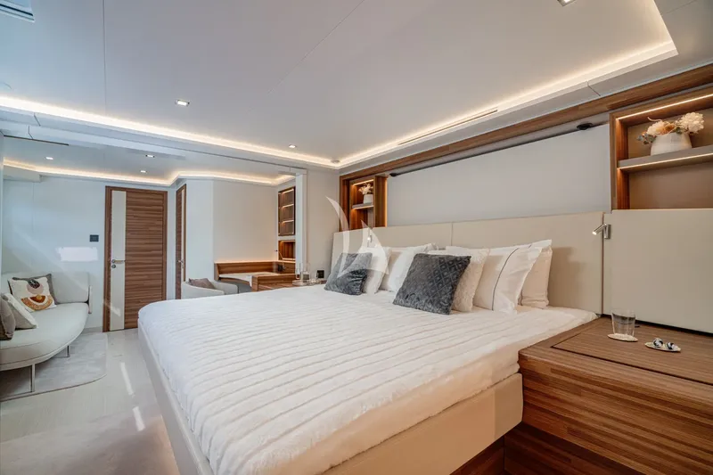CAPRI | THIRA 80, cabins 3