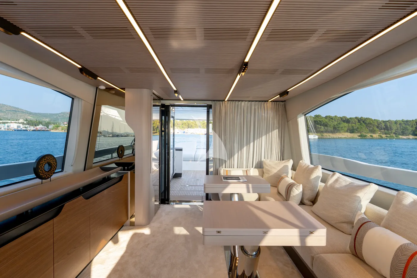 DIVINA, inside 3