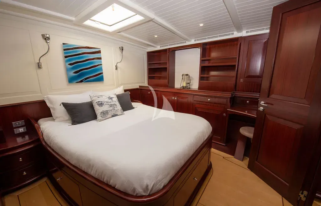 AURELIUS 111, cabins 1