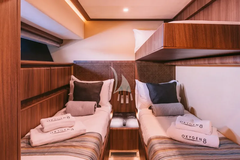 OXYGEN 8, cabins 6