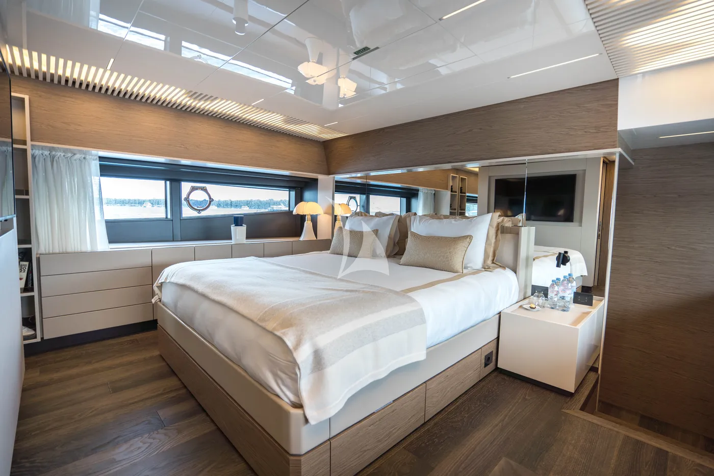 ASTONSEA (EX NINETEEN 42), cabins 1