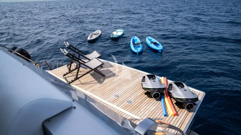 DARK HORSE, watertoys 3