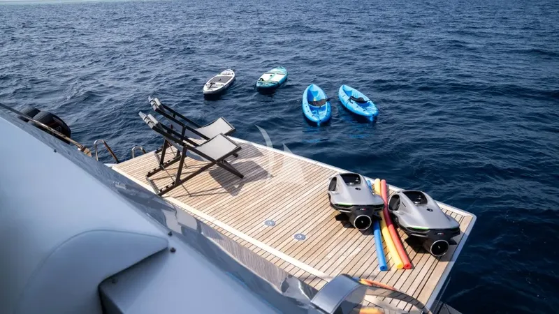 DARK HORSE, watertoys 3