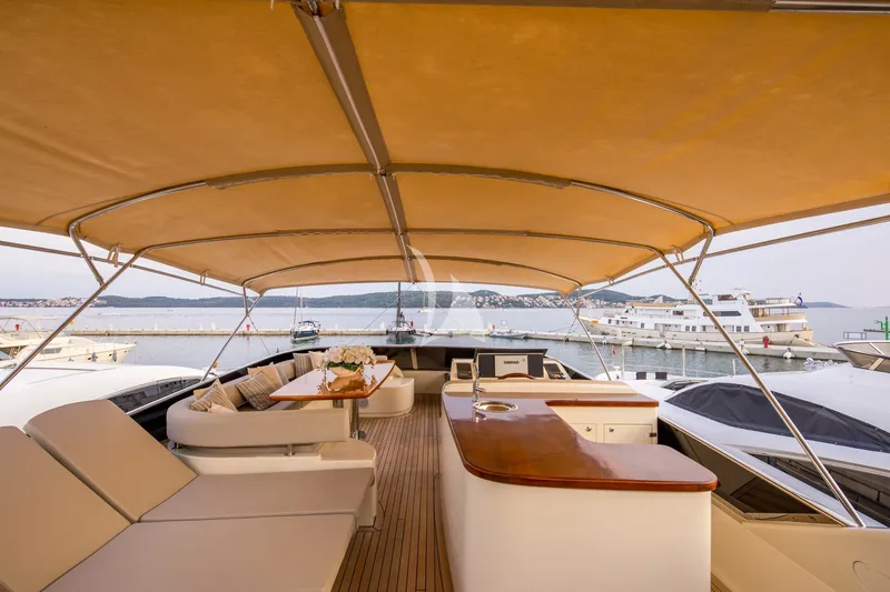 LADY LONA, on deck 4
