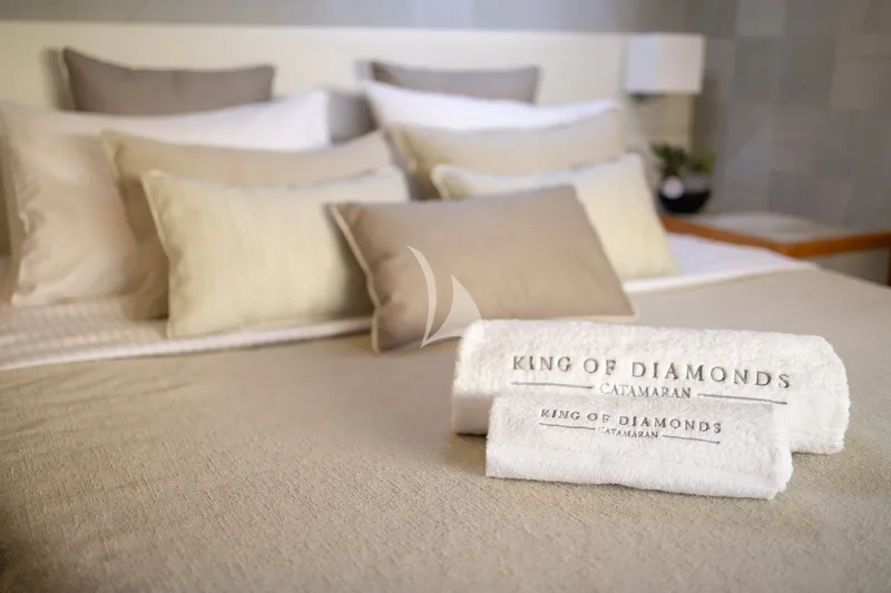 KING OF DIAMONDS, cabins 5