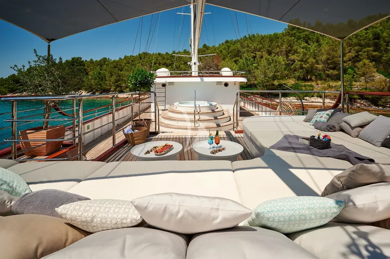 CORSARIO, on deck 4